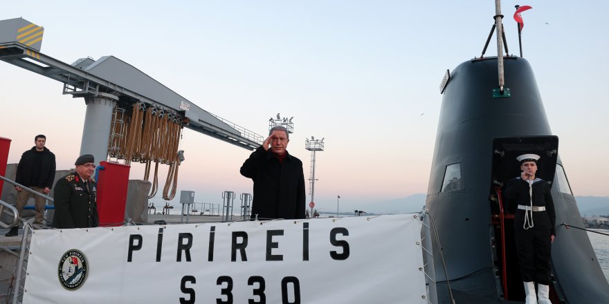 Milli Savunma Bakanı Akar, milli denizaltı Piri Reis'te incelemelerde bulundu