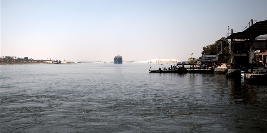 Süveyş Kanalı'nda Karaya Oturan Yük Gemisi Hareket Ettirildi