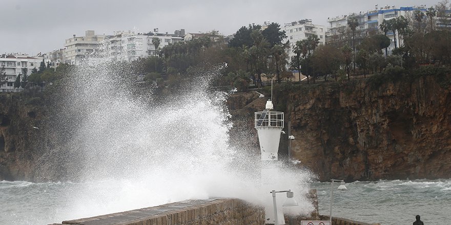 Antalya'da Kuvvetli Yağış ve Fırtına Etkili Oldu