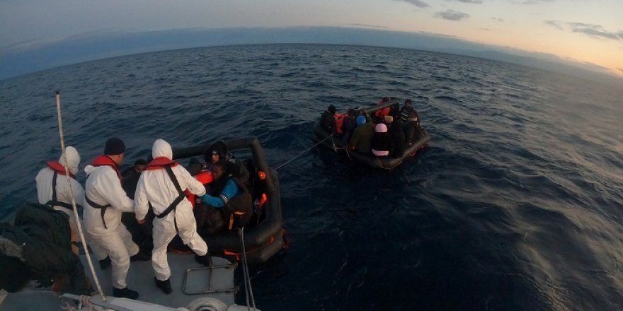 İzmir Açıklarında 45 Göçmen Kurtarıldı