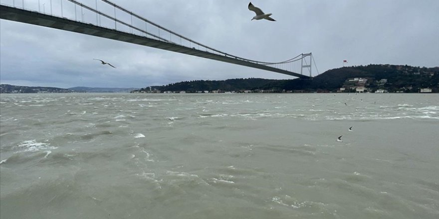 İstanbul Boğazı'nda Suyun Rengi Yağışla Kahverengi Oldu