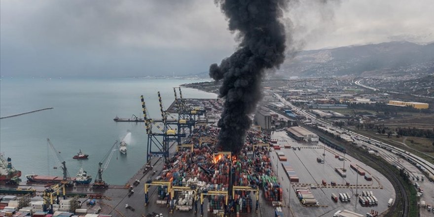 İskenderun Limanında Devrilen Konteynerlerde Yangın Çıktı