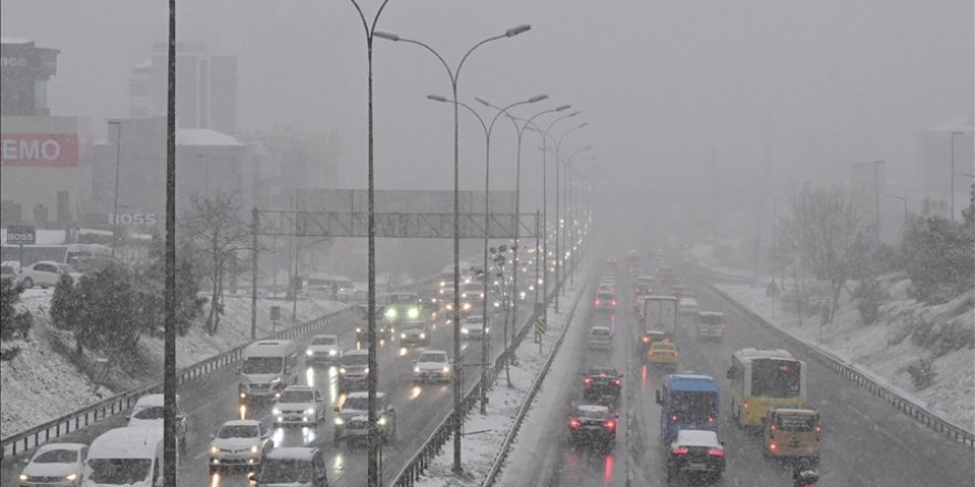 İstanbul'da Kar Yağışı Etkili Oluyor