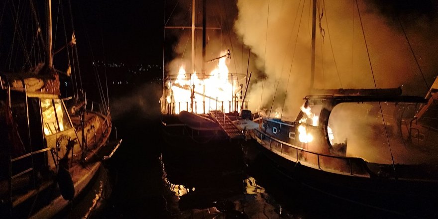 Bodrum'da Çıkan Yangında 4 Teknede Hasar Oluştu