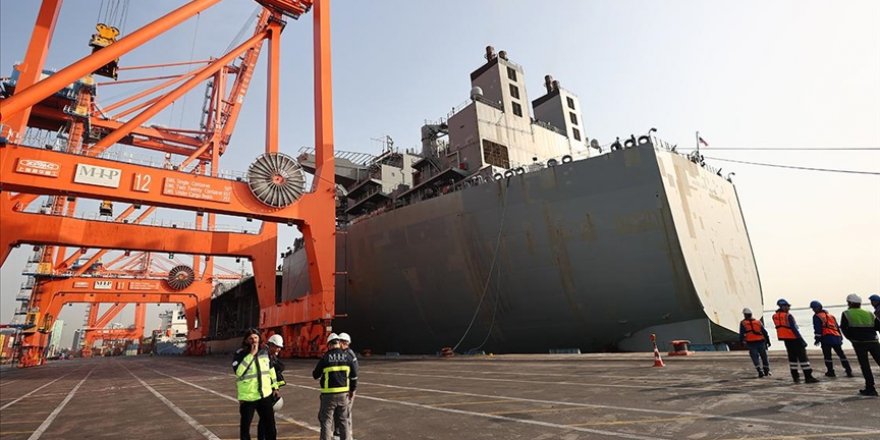 ABD'nin Yardım Malzemesi Taşıyan Gemisi Mersin Limanı'na Geldi
