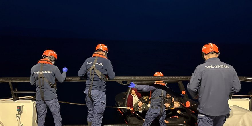 İzmir Açıklarında 15 Göçmen Kurtarıldı