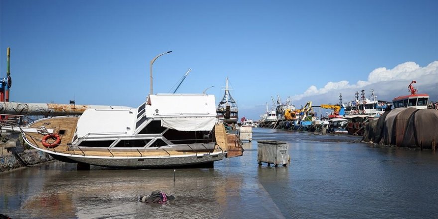 İskenderun'da Etkili Olan Lodos Nedeniyle Bazı Tekneler Battı