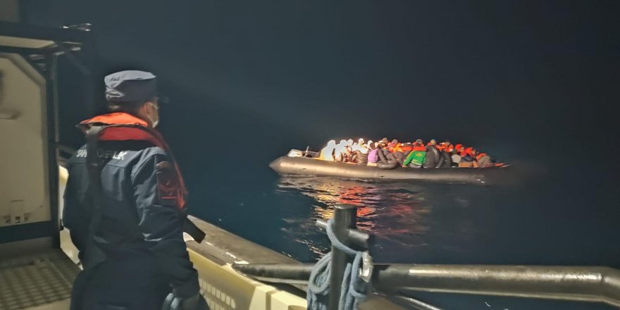 İzmir Açıklarında 49 Düzensiz Göçmen Yakalandı, 27 Göçmen Kurtarıldı