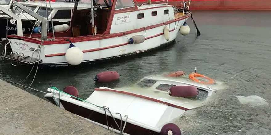 Yenikapı'da Feribotun Oluşturduğu Dalga Balıkçı Teknesini Batırdı