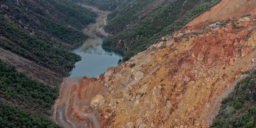 Depremin Ardından Heyelan Doğal Gölet Oluşturdu