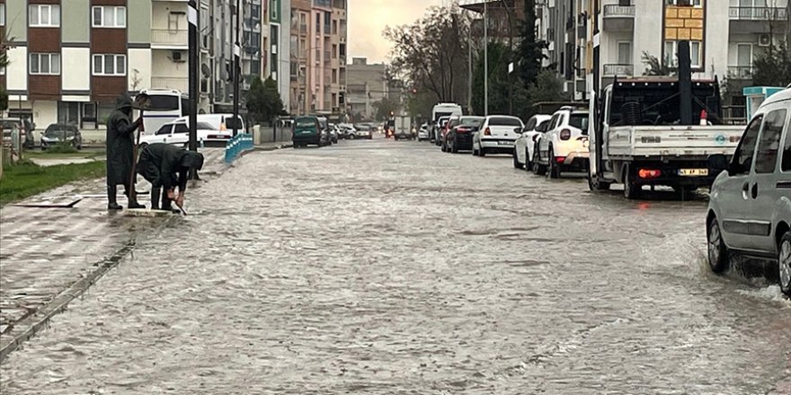 Manisa'da Sağanak Nedeniyle Ev ve İş Yerlerini Su Bastı