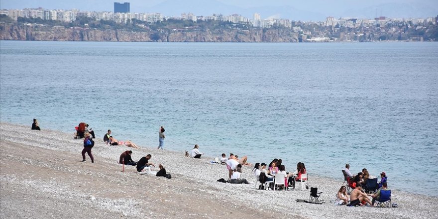 Antalya Sahillerinde Güneşli Hava