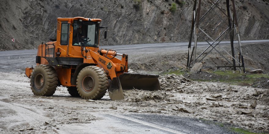 Heyelan Ve Toprak Kaymaları Ulaşımı Etkiledi