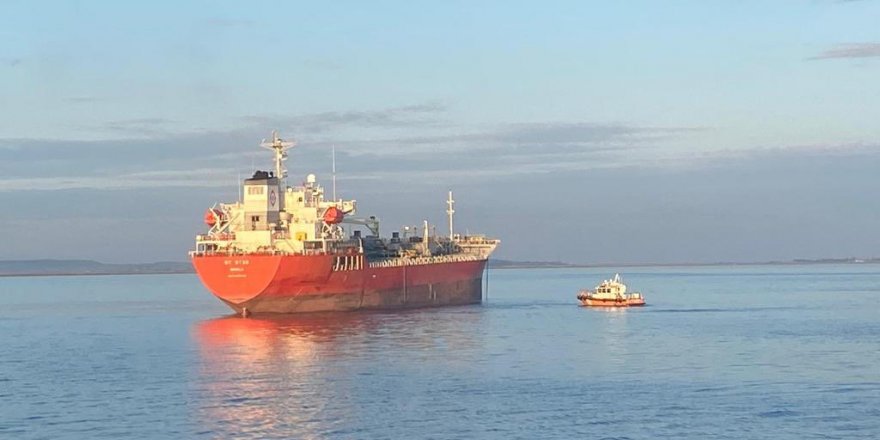 Çanakkale Boğazı'nda Arızalanan Gemi, Demir Bölgesine Götürüldü