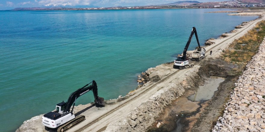 Van Gölü'nde Balçık ve Dip Çamuru Temizlendi