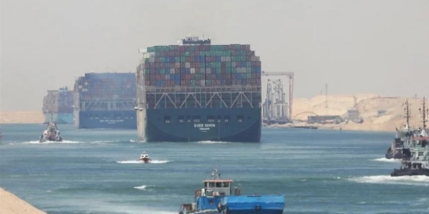 Mısır'ın Süveyş Kanalı'nda Bir Gemi Karaya Oturdu