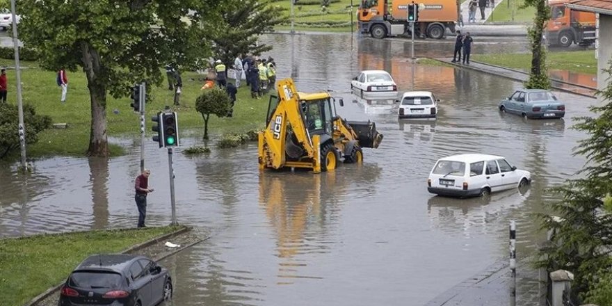 Başkentte Sağanak! Yolları Su Bastı, Arabalar Mahsur Kaldı