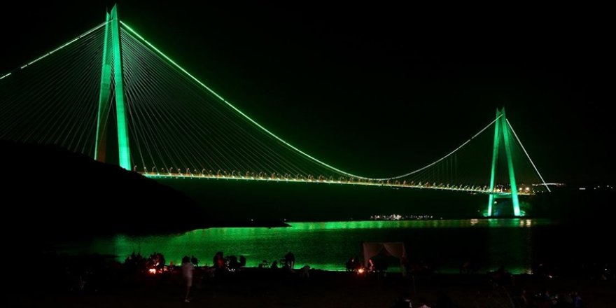 İstanbul'da İki Köprü Işıklandırıldı
