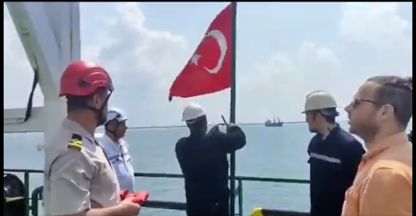 Bir gemi daha Türk bayrağı çekti