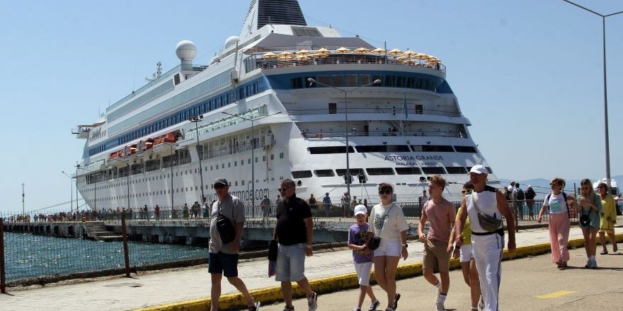 "Astoria Grande" İsimli Kruvaziyer 850 Yolcusuyla Sinop'a Geldi