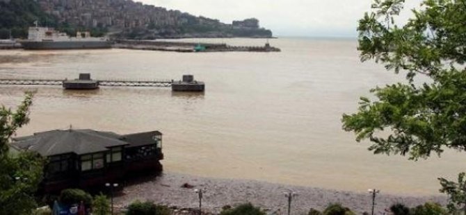 Zonguldak Limanı'nı çamurlu su kapladı