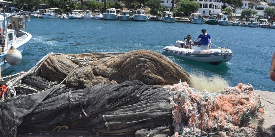 Bodrum'da Dalgıçlar Deniz Dibinde Ağ Temizliği Yaptı