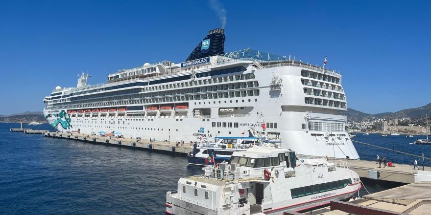 Bodrum'a "Norwegian Jade" Kruvaziyeri Yanaştı