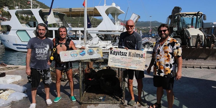 Kaş'ta Deniz Dibindeki Atık İstasyonları Temizlendi