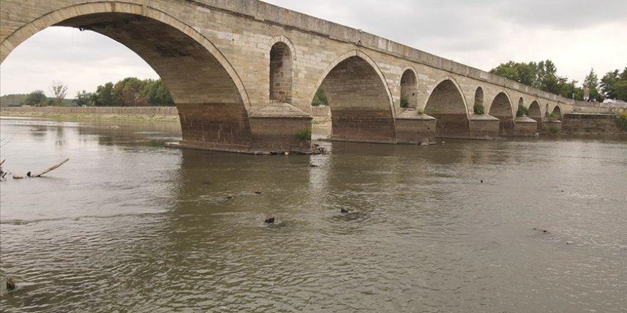 Su Seviyesi Azalan Meriç Nehri'nde Köprünün Ayakları Ortaya Çıktı
