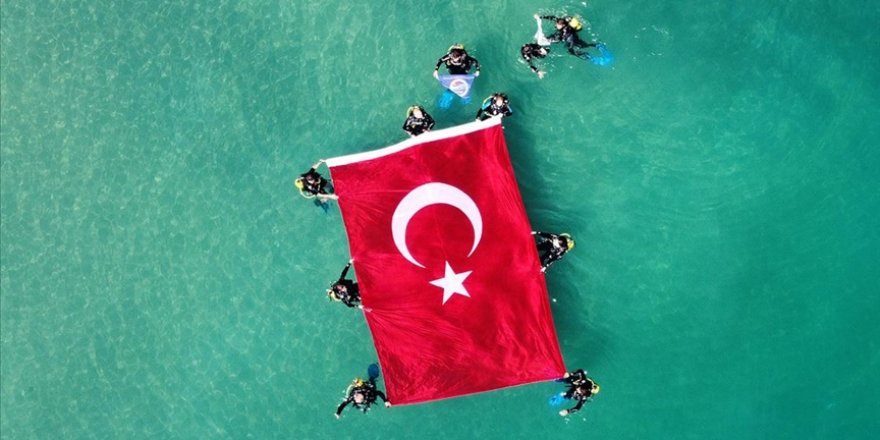Dalgıçlar Van Gölü'nde Türk Bayrağı Açtı