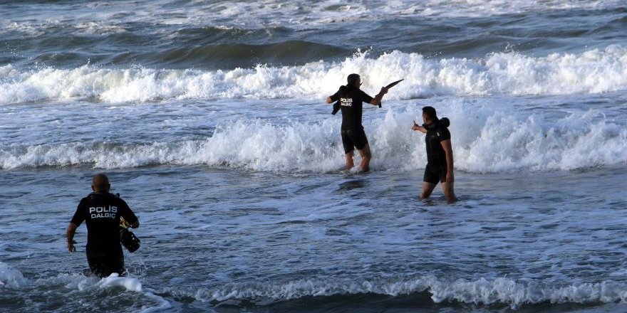 İzmir'de Denizde Kaybolan Kişiyi Arama Çalışmaları Sürüyor