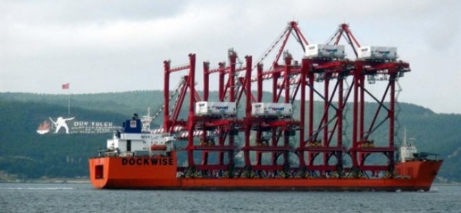 Vinç yüklü 'TEAL' Çanakkale'den geçti