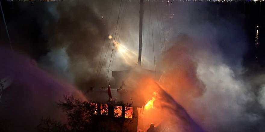 Fethiye'de Teknede Çıkan Yangın Söndürüldü