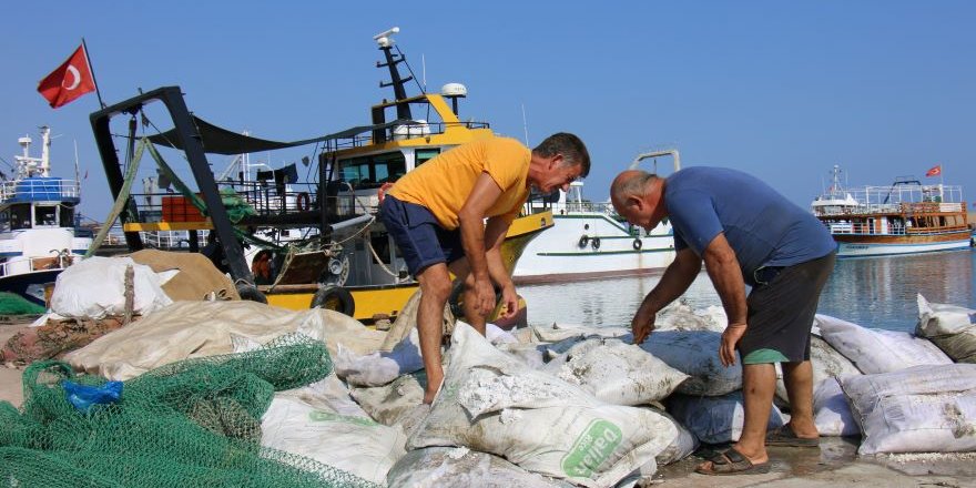 Mersin'de Balıkçıların Ağına Pirinç Çuvalları Takıldı