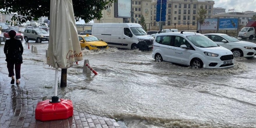 İstanbul'da Sağanak Su Baskınlarına Neden Oldu