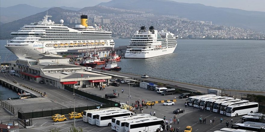 İzmir Limanı'na Yanaşan İki Kruvaziyerle Turist Hareketliliği Yaşandı