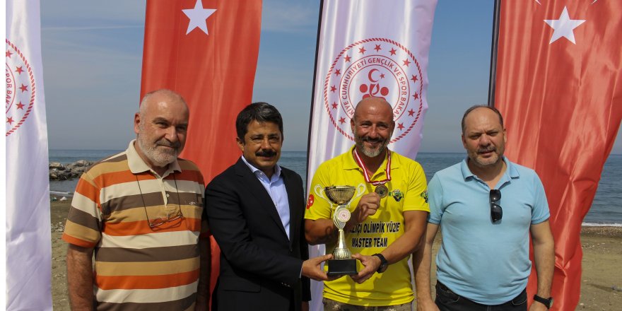 Adana'dan İskenderun'a Yüzen Alper Gezmiş'e Ödül Verildi