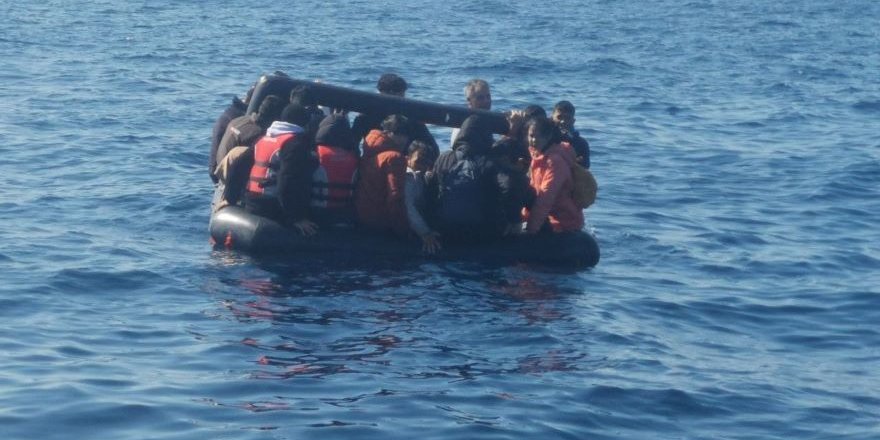 İzmir Açıklarında 78 Düzensiz Göçmen Kurtarıldı, 103 Göçmen Yakalandı