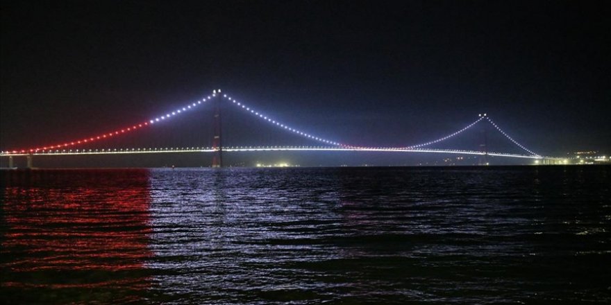 1915 Çanakkale Köprüsü Türk Bayrağının Renkleriyle Aydınlatıldı