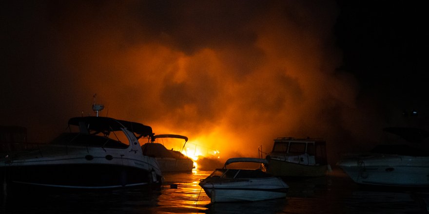 Ataköy'de Yanan Teknede Bulunan 6 Kişiden 4'ü Yaralandı
