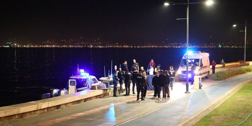 İzmir'de Denizde Ayağına Bidon Bağlı Erkek Cesedi Bulundu