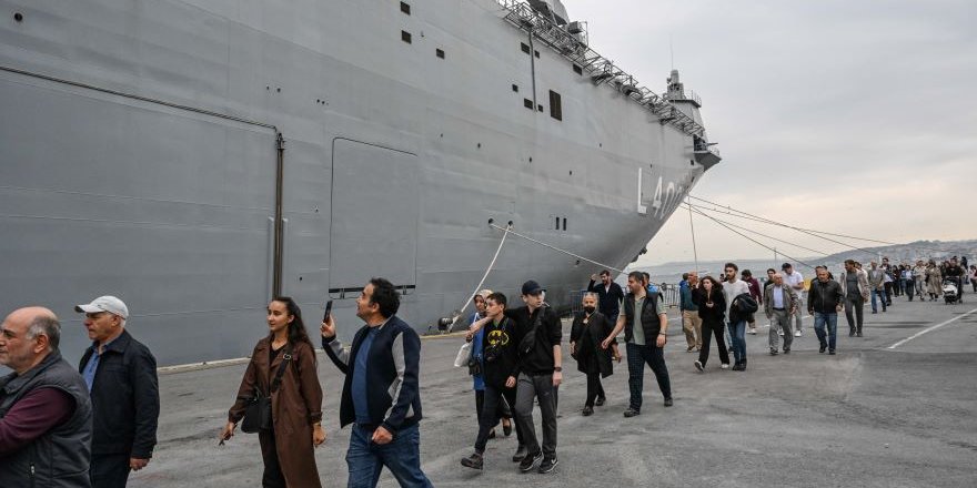 Sarayburnu'na Demirleyen TCG Anadolu Gemisine Ziyaretler Sürüyor