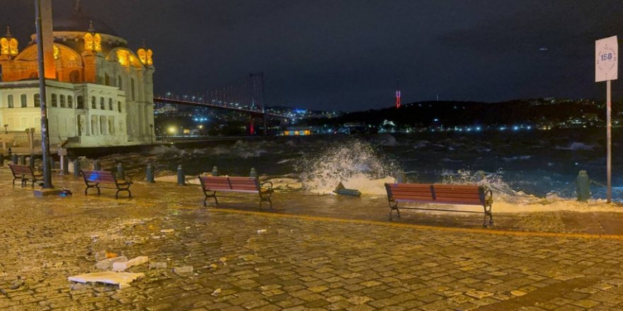 İstanbul'da Fırtına Hayatı Olumsuz Etkiliyor