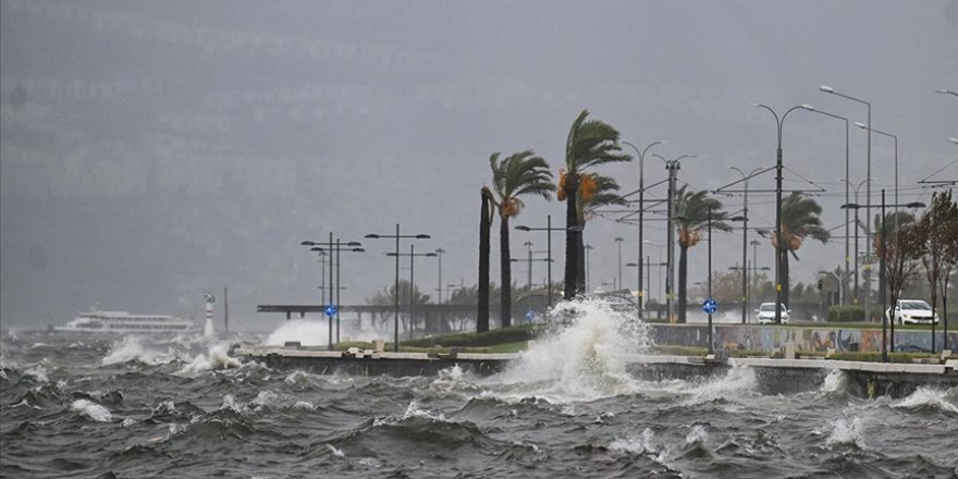 İzmir'de Vapur Seferleri İptal Edildi