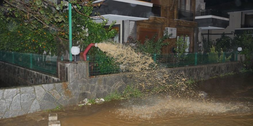 Balıkesir'de Sağanak ve Lodos Su Baskınlarına Yol Açtı