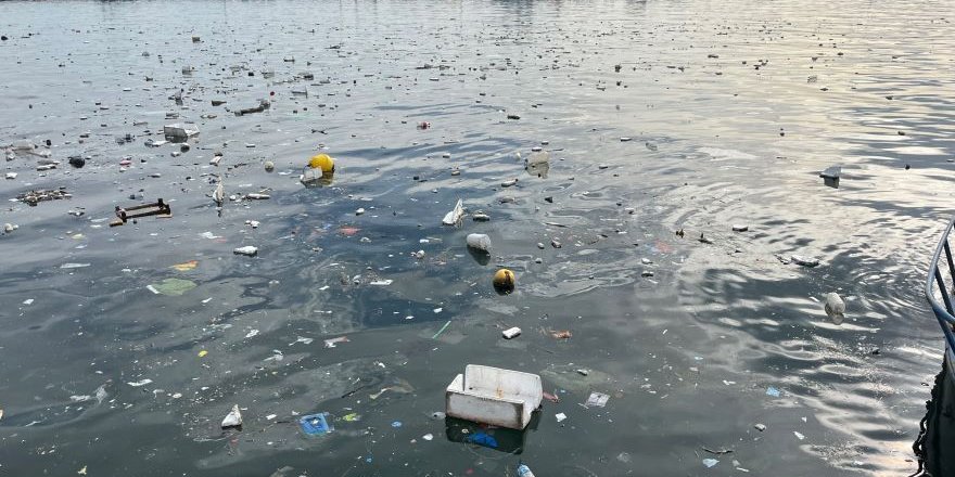 Sinop’ta Fırtınada Deniz Kenarı Çöplerle Doldu