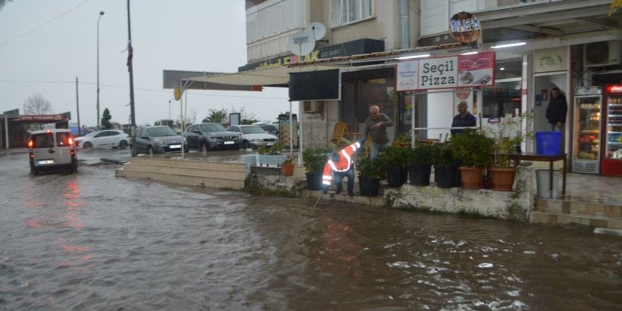 Ayvalık’ta Kuvvetli Sağanak Yağış Etkili Oldu