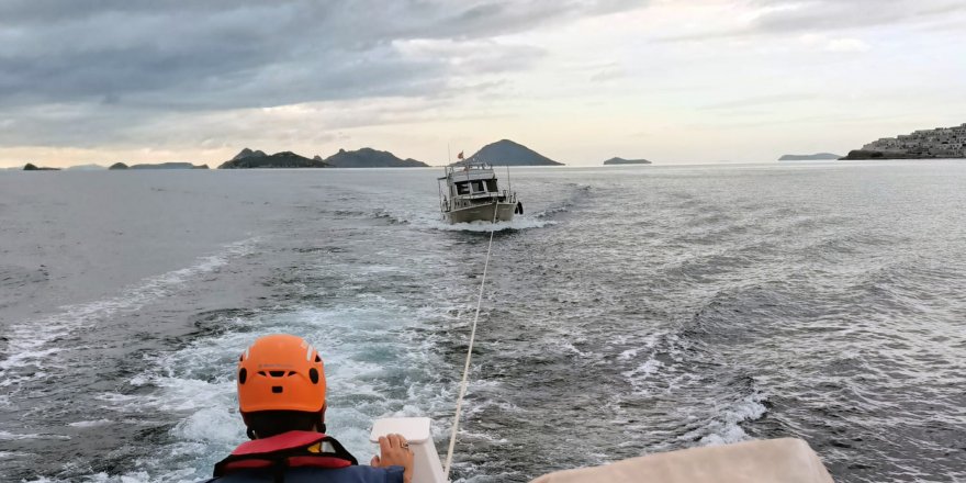 Akyarlar Açıklarında Arızalanan Tekneyi KIYEM Ekipleri Kurtardı