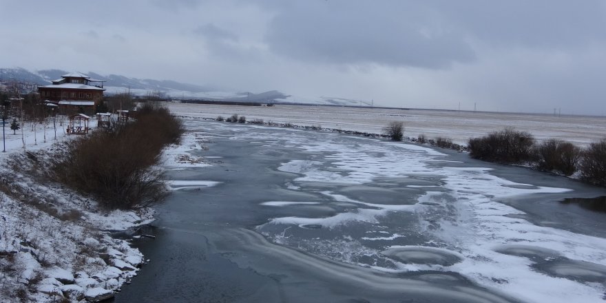 Ardahan'da Kura Nehrinin Yüzeyi Dondu