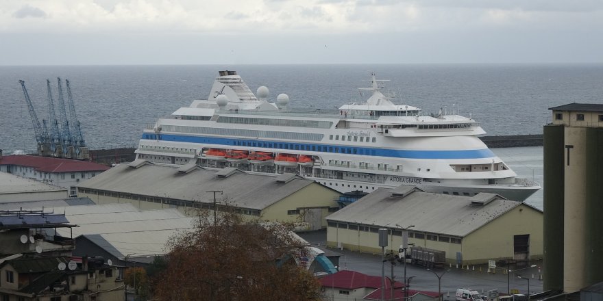 Rus Turistleri Taşıyan Kruvaziyer Gemisi Trabzon Limanı'na Demirledi